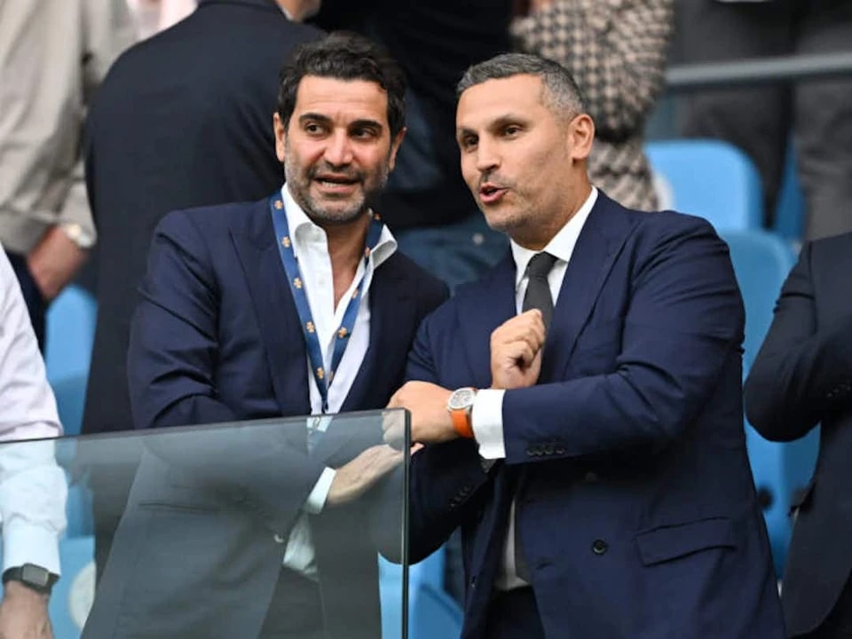 月举行, 且具有约束, 可执行