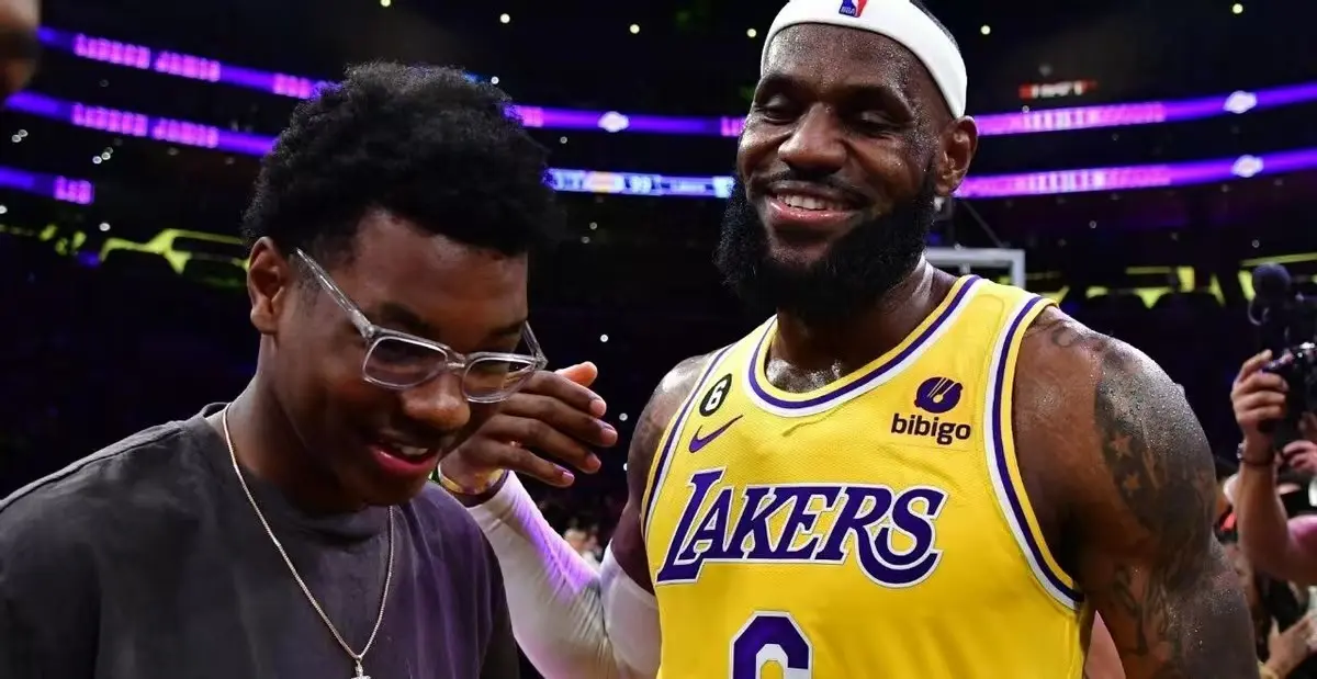 进行比赛, 接受采访时 进行比赛, 接受采访时